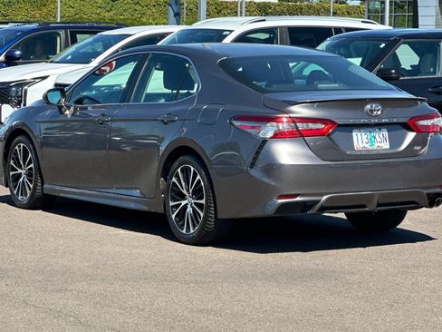 Used 2018 Toyota Camry SE w/ Moonroof Package FWD image 6