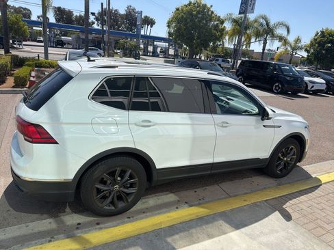 Used 2024 Volkswagen Tiguan SE w/ Panoramic Sunroof Package FWD image 6