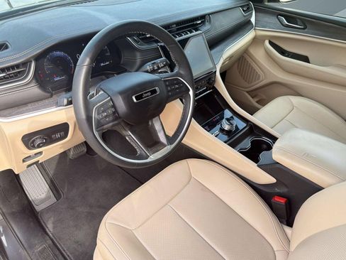 Used 2024 Jeep Grand Cherokee Limited w/ Luxury Tech Group II AWD/4WD image 4
