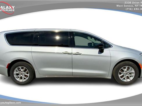 Used 2024 Chrysler Pacifica Touring-L FWD image 4