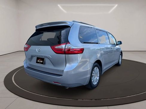 Used 2017 Toyota Sienna XLE image 6