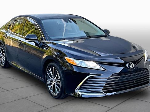 Used 2024 Toyota Camry XLE image 3