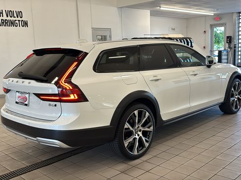 Certified 2025 Volvo V90 B6 Cross Country Ultra w/ Protection Package Premier AWD/4WD image 5