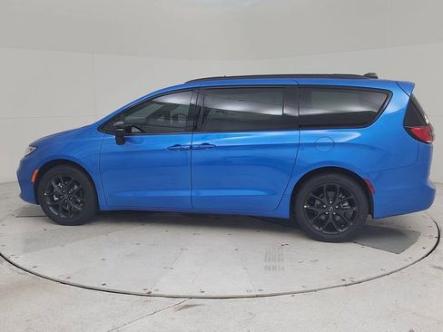 New 2026 Chrysler Pacifica Select image 9
