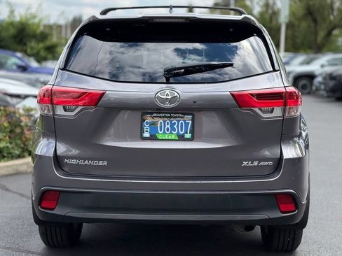 Used 2019 Toyota Highlander XLE AWD/4WD image 4