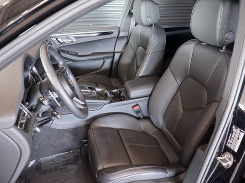 Used 2025 Porsche Macan image 5