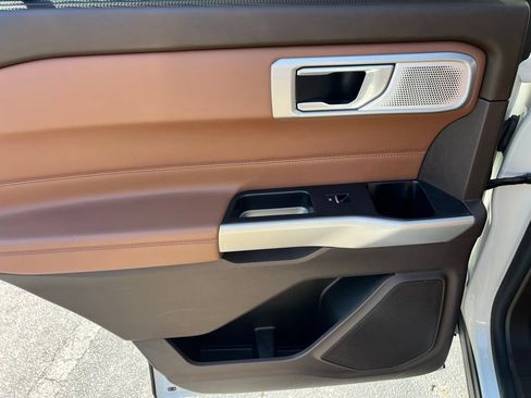 Used 2022 Ford Explorer King Ranch w/ Premium Technology Package RWD image 17