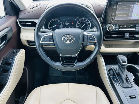 Used 2021 Toyota Highlander XLE FWD image 15