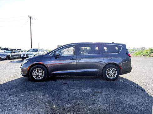 Used 2023 Chrysler Pacifica Touring-L image 10