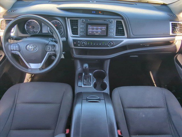 Used 2018 Toyota Highlander LE w/ Carpet Mat Package (TMS) FWD image 17
