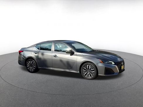 Used 2025 Nissan Altima 2.5 SV FWD image 2