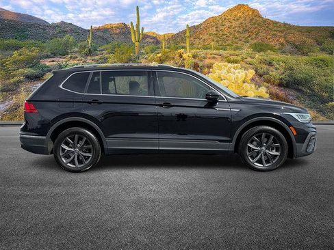 Used 2023 Volkswagen Tiguan SE w/ Panoramic Sunroof Package image 3