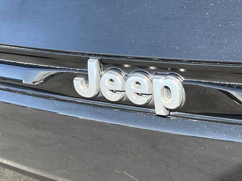Used 2023 Jeep Grand Cherokee Summit AWD/4WD image 8