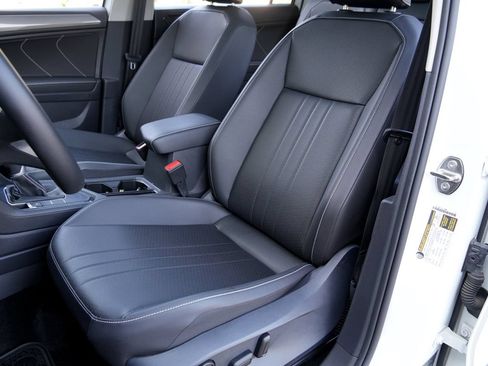 Used 2023 Volkswagen Tiguan SE w/ Panoramic Sunroof Package FWD image 4