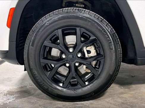 Used 2024 Jeep Grand Cherokee L Altitude AWD/4WD image 10