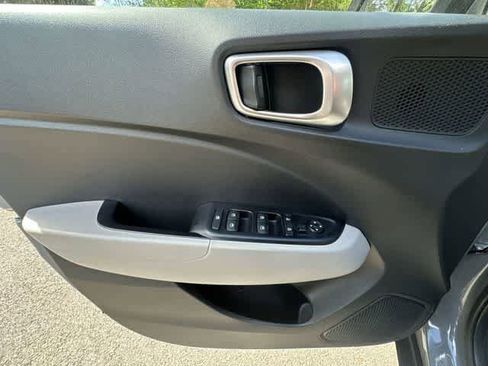 Used 2021 Hyundai Venue SEL w/ Premium Package FWD image 18