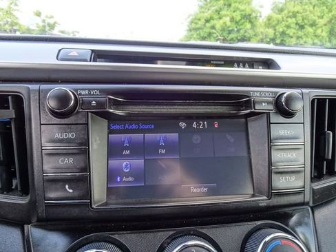 Used 2017 Toyota RAV4 LE FWD image 21