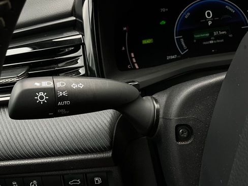 Used 2025 Toyota Camry SE image 35