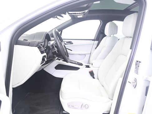 Certified 2023 Porsche Macan AWD/4WD image 29