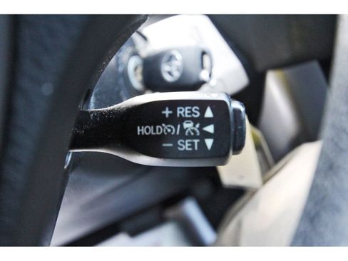 Used 2018 Toyota RAV4 LE FWD image 22