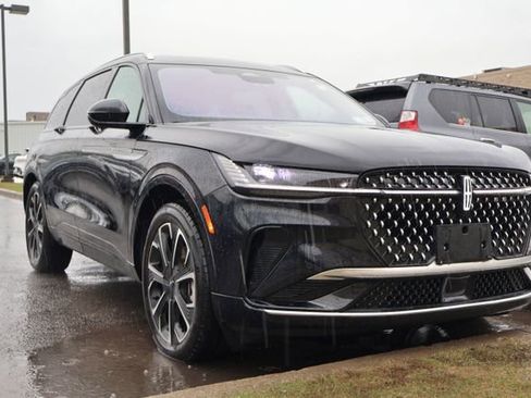 Used 2025 Lincoln Nautilus Reserve image 3