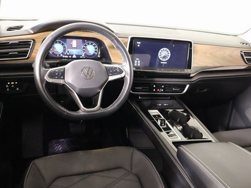 Used 2024 Volkswagen Atlas SE image 2