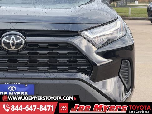 Used 2025 Toyota RAV4 XLE w/ Convenience Package image 4