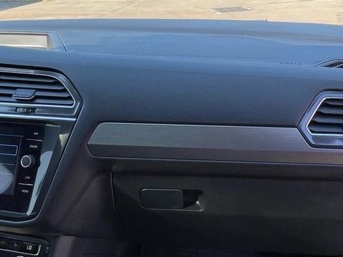 Used 2018 Volkswagen Tiguan SE w/ Panoramic Sunroof Package image 32