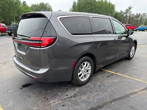 Used 2023 Chrysler Pacifica Touring-L FWD image 6