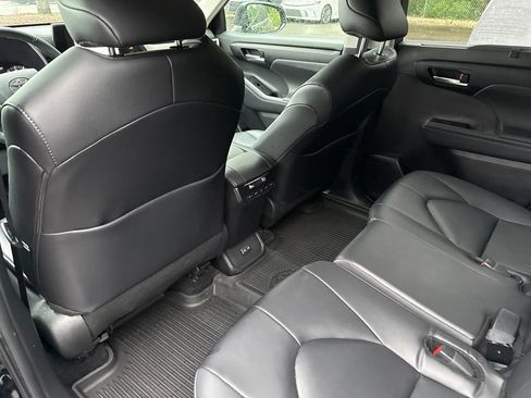 Used 2024 Toyota Highlander XLE FWD image 15