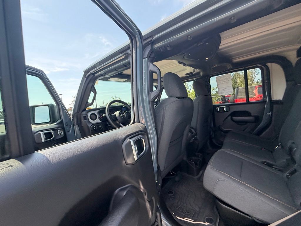 Certified 2024 Jeep Gladiator Sport AWD/4WD image 37
