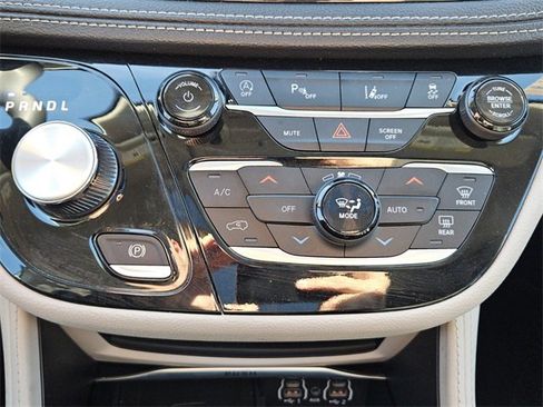 Used 2024 Chrysler Pacifica Limited image 20