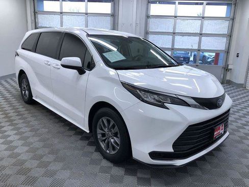 Certified 2023 Toyota Sienna LE image 43