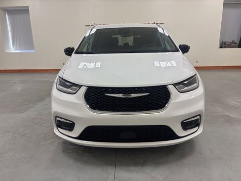 Used 2024 Chrysler Pacifica Touring-L image 3