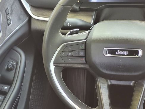 Used 2024 Jeep Grand Cherokee Limited w/ Black Appearance Package AWD/4WD image 12