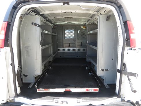Used 2015 Chevrolet Express 2500 RWD image 31