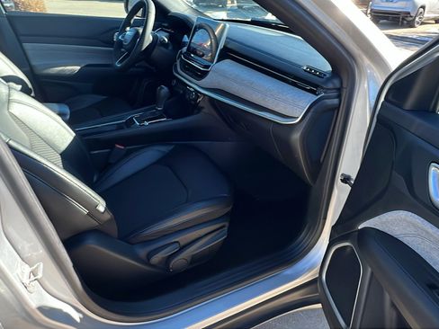 Used 2024 Jeep Compass Latitude image 19