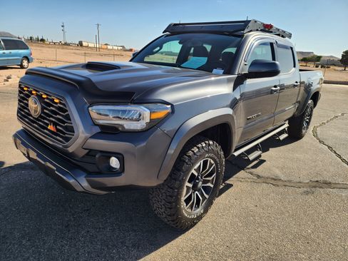 Used 2022 Toyota Tacoma TRD Sport w/ Technology Package RWD image 3
