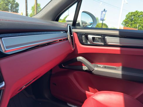 Used 2022 Porsche Cayenne Platinum Edition image 19