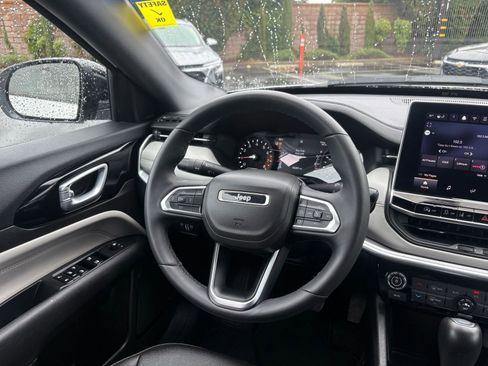 Used 2025 Jeep Compass Limited image 35