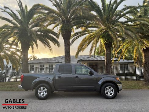 Used 2010 Nissan Frontier SE image 2