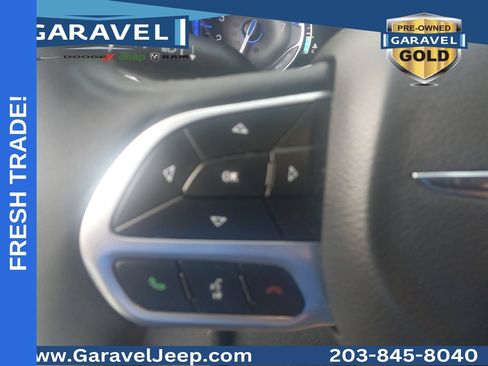 Used 2022 Chrysler Pacifica Touring-L FWD image 5
