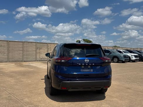 Used 2025 Nissan Rogue SV FWD image 19