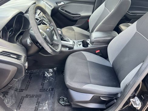 Used 2014 Ford Focus SE w/ SE Winter Package FWD image 9