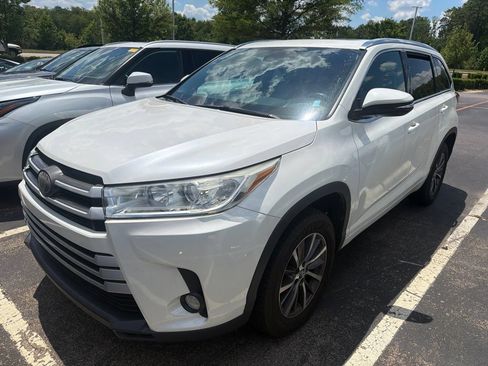 Used 2018 Toyota Highlander XLE FWD image 1