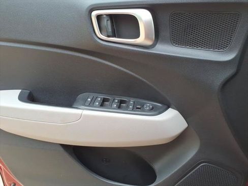 Used 2025 Hyundai Venue SEL FWD image 14