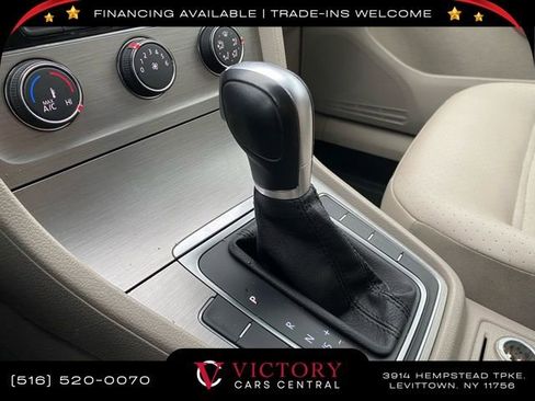 Used 2015 Volkswagen Golf S image 29