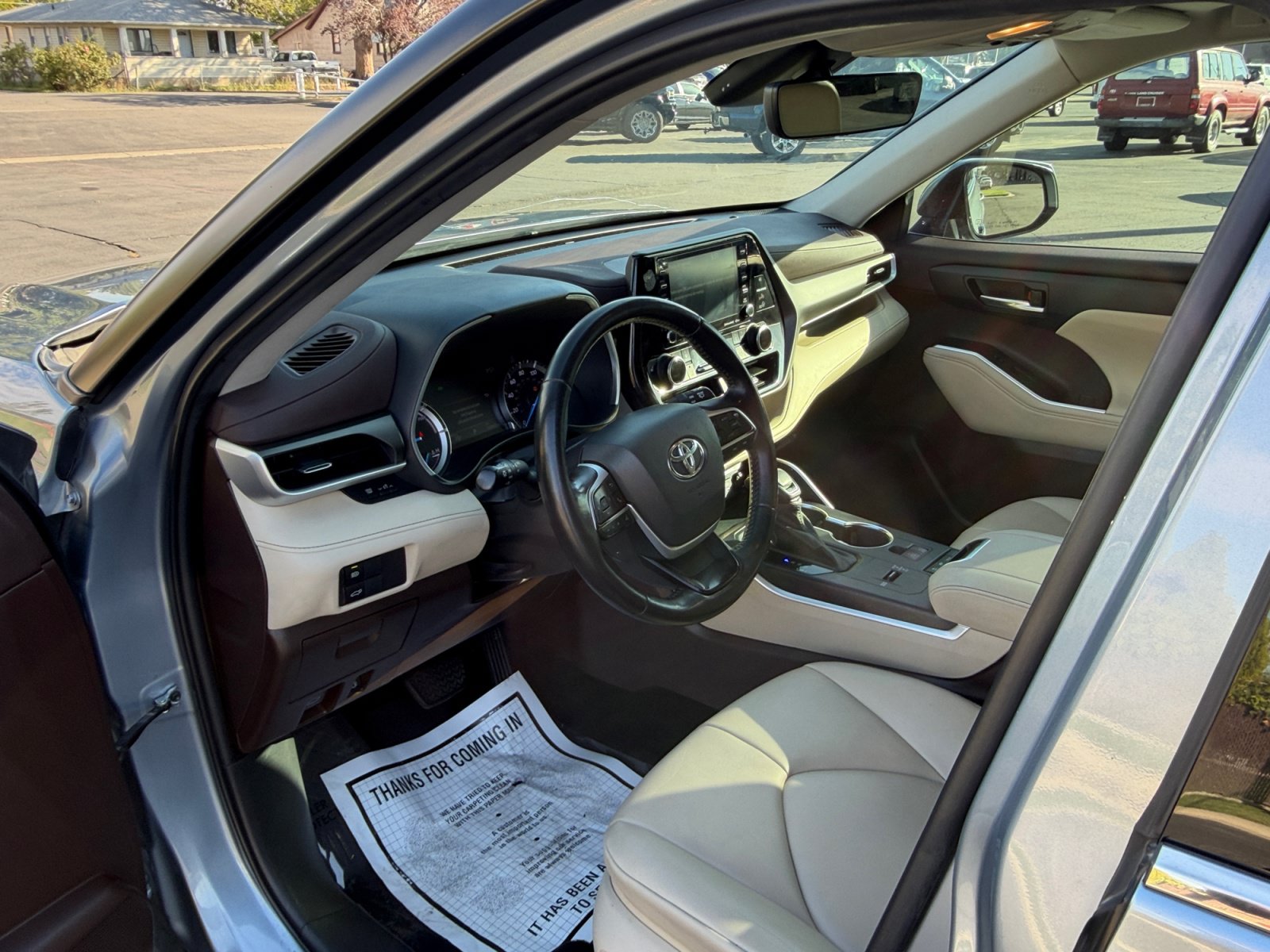 Used 2022 Toyota Highlander XLE AWD/4WD image 10