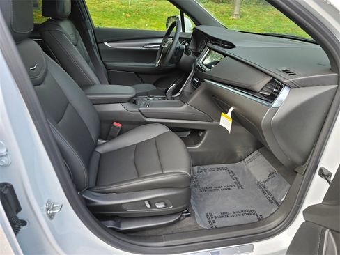 New 2025 Cadillac XT6 Luxury image 11
