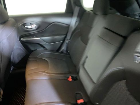 Used 2019 Jeep Cherokee Latitude w/ Cold Weather Group image 12